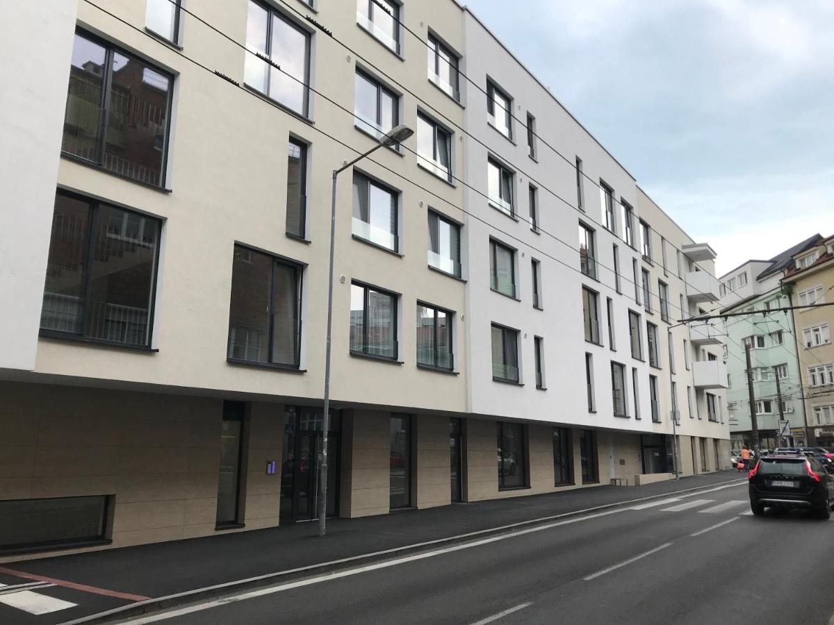Leo Free Parking!!! * Pressburg